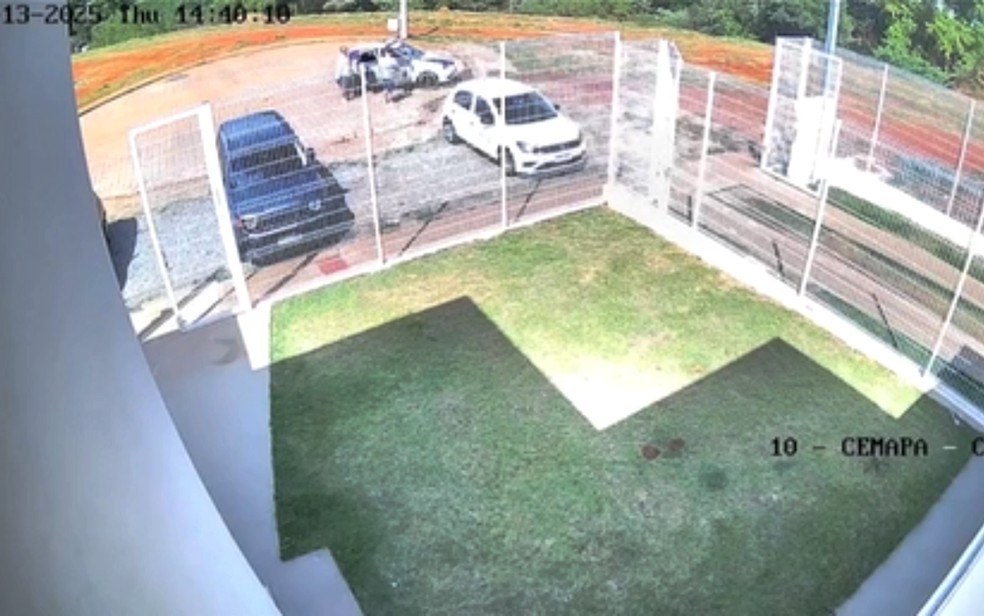 Carro oficial da Prefeitura de Santo Antônio do Pinhal (SP) é identificado deixando pessoa em situação de rua em frente ao Albergue Municipal de Pouso Alegre (SP) — Foto: Reprodução / Prefeitura de Pouso Alegre