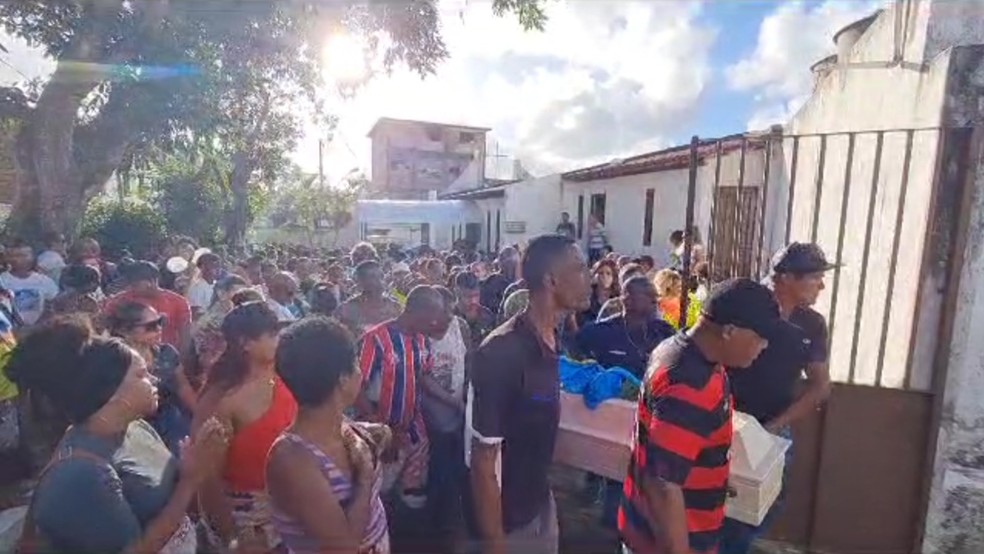 Cemitério de Portão lotado durante o enterro de Gabriel Silva, menino de 10 anos que foi baleado na porta de csa em Portão, Lauro de Freitas — Foto: Muller Nunes/TV Bahia