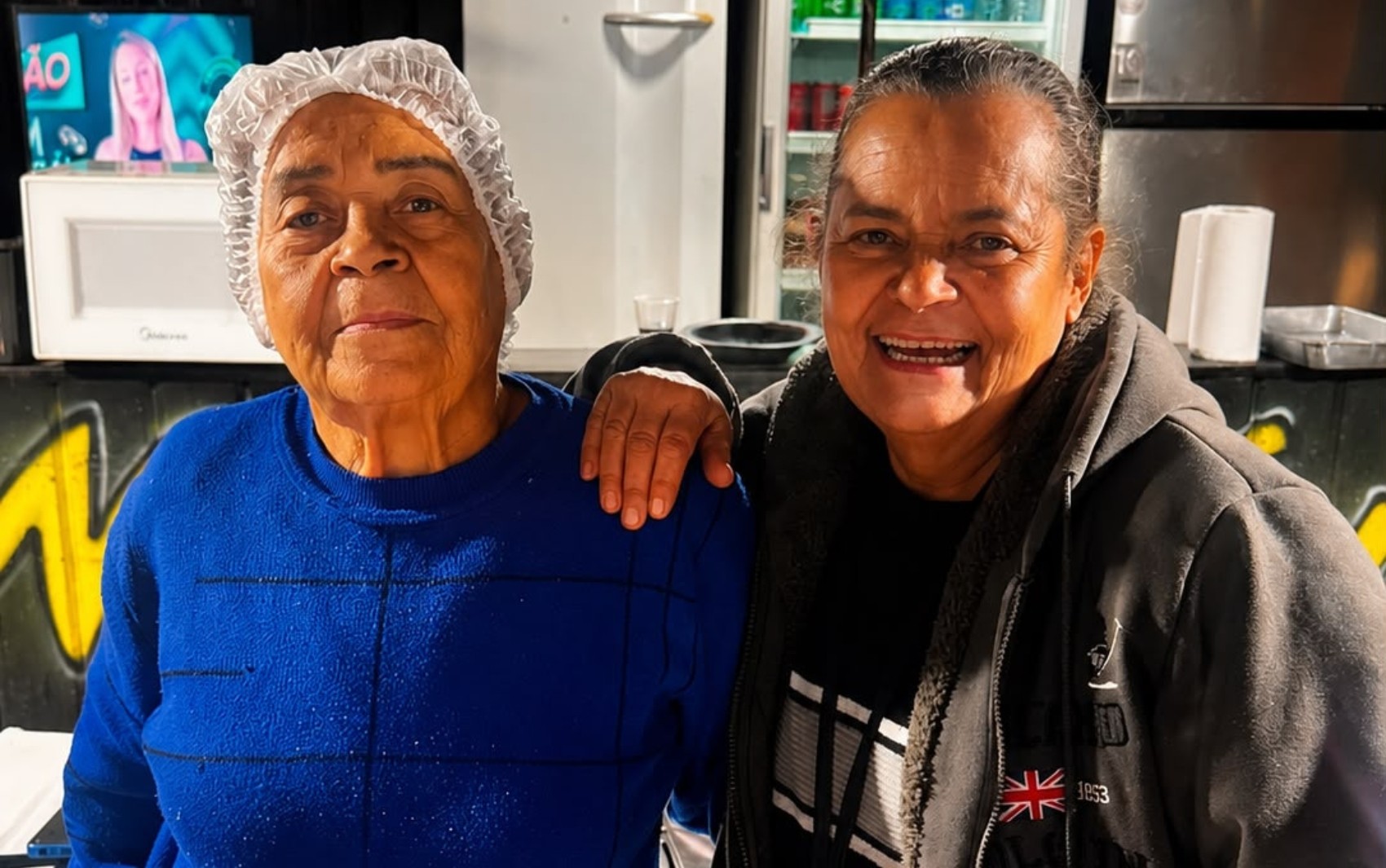 Mãe e filha trabalham quase 24 horas em pastelaria que atende quem sai de festas há mais de 40 anos
