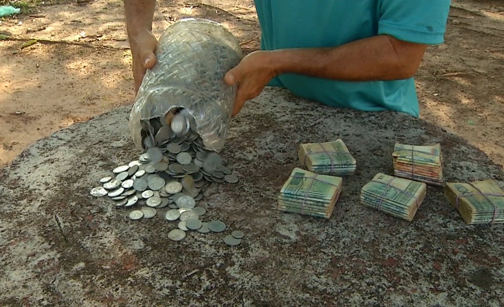 Waloar Pereira Valadares mostra Cruzados que encontrou em mala após morte do pai ? Foto: Reprodução/TV Anhanguera