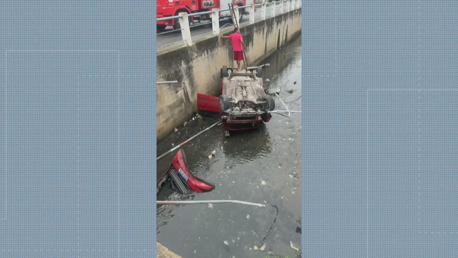 Carro capota e cai dentro de valão na Zona Oeste do Rio; VÍDEO