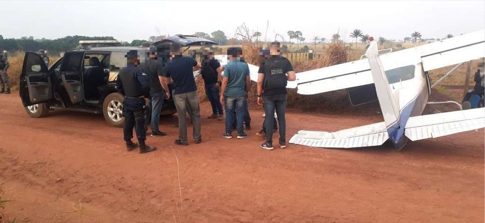 Avião foi encontrado com asa e trem de pouso quebrado — Foto: Reprodução/Redes sociais