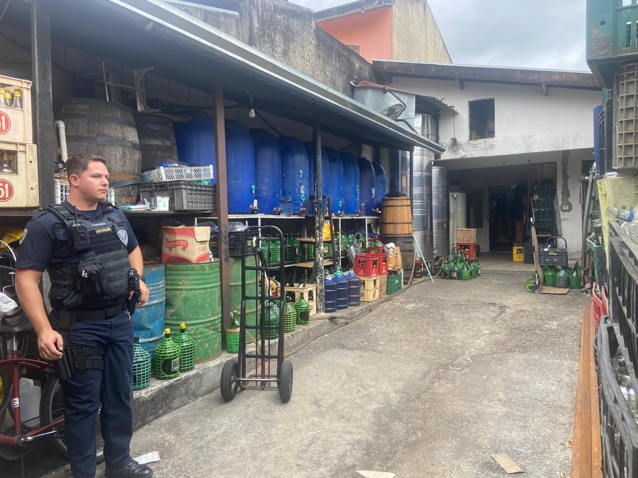Operação interdita distribuidora clandestina e apreende 60 litros de bebidas em São José dos Campos