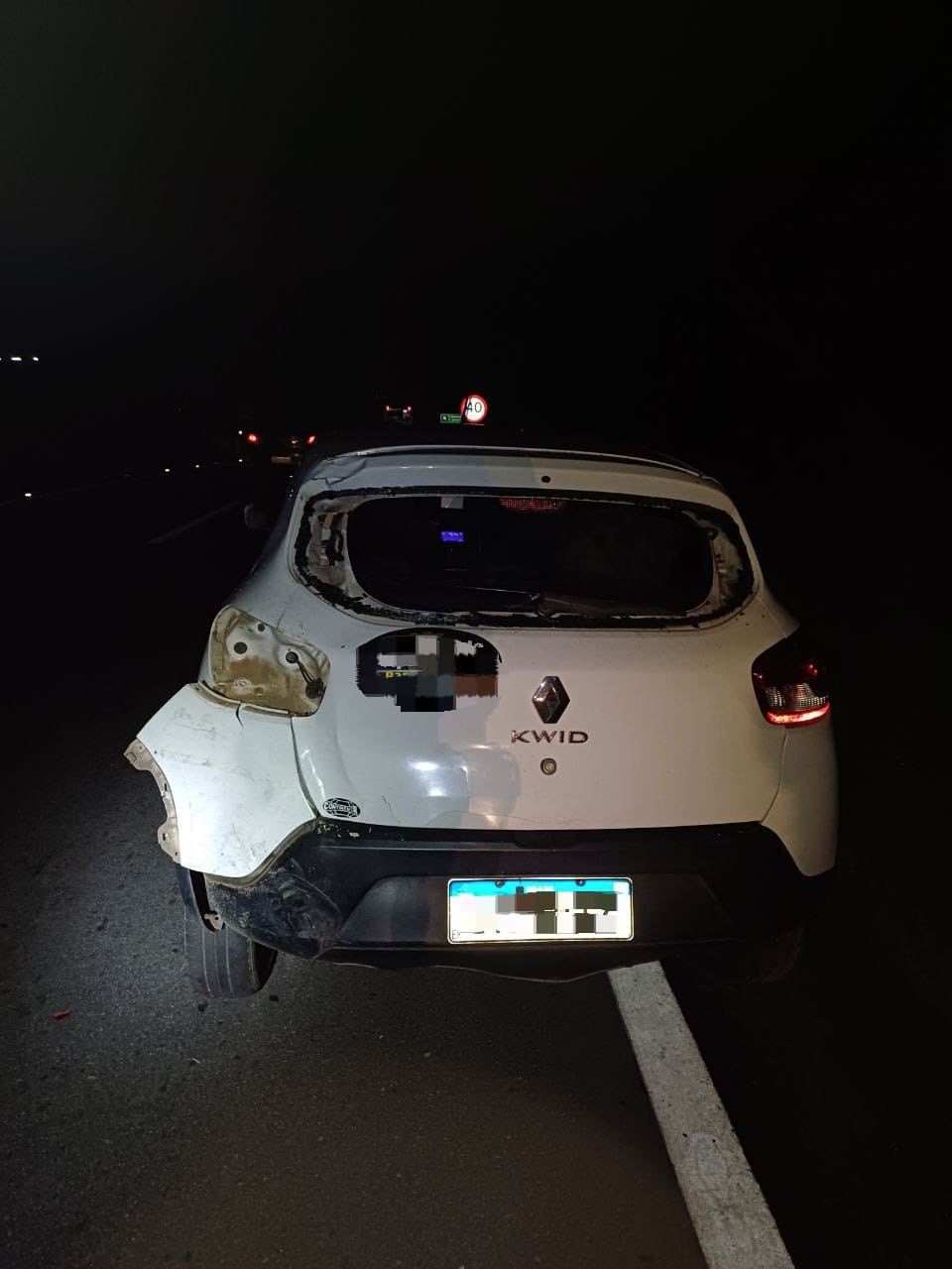 Motociclista sem CNH fica gravemente ferido em acidente com carro na Via Dutra, em Barra Mansa