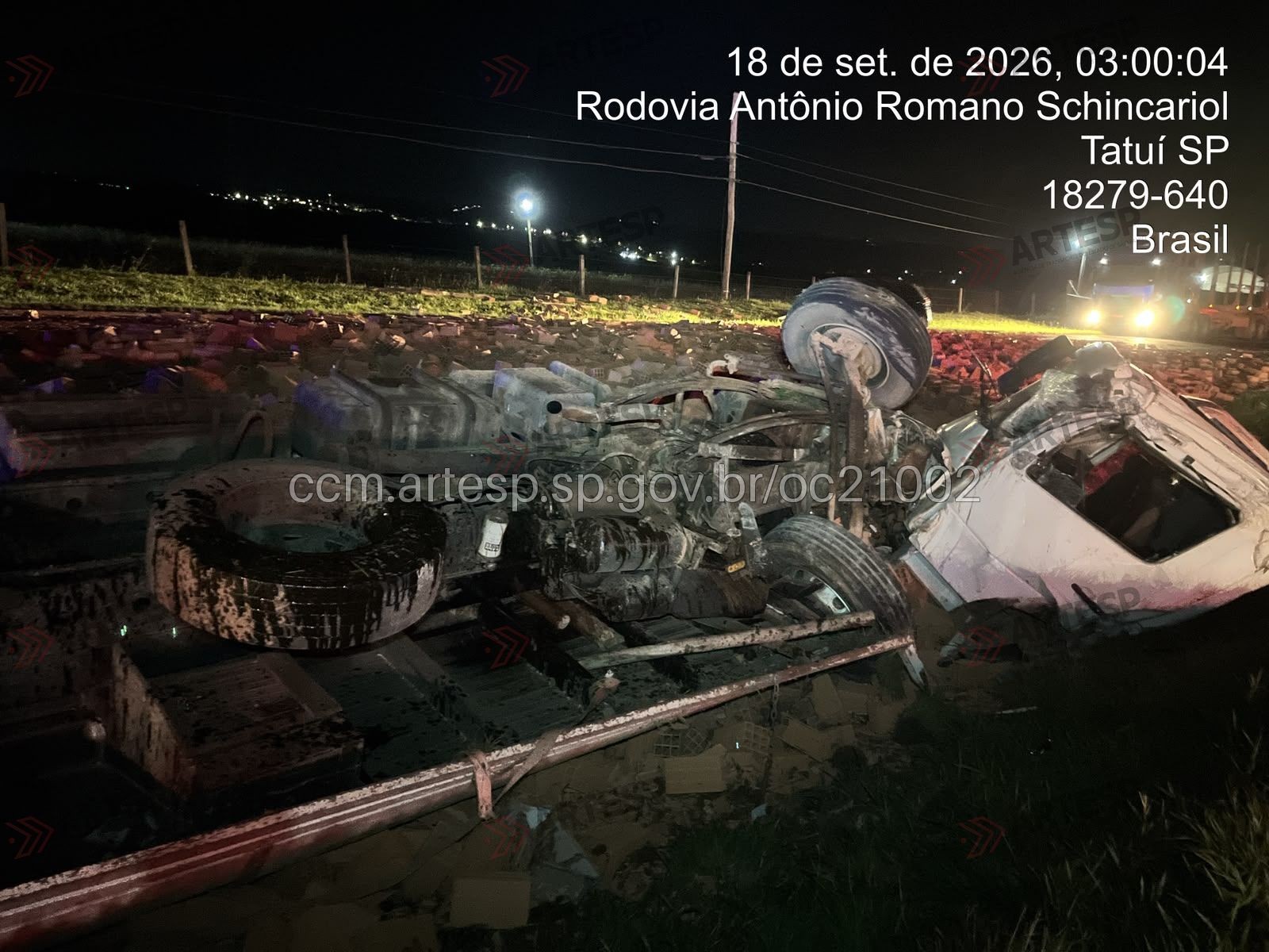 Caminhão carregado com tijolos tomba e interdita rodovia em Tatuí; dois ficaram feridos