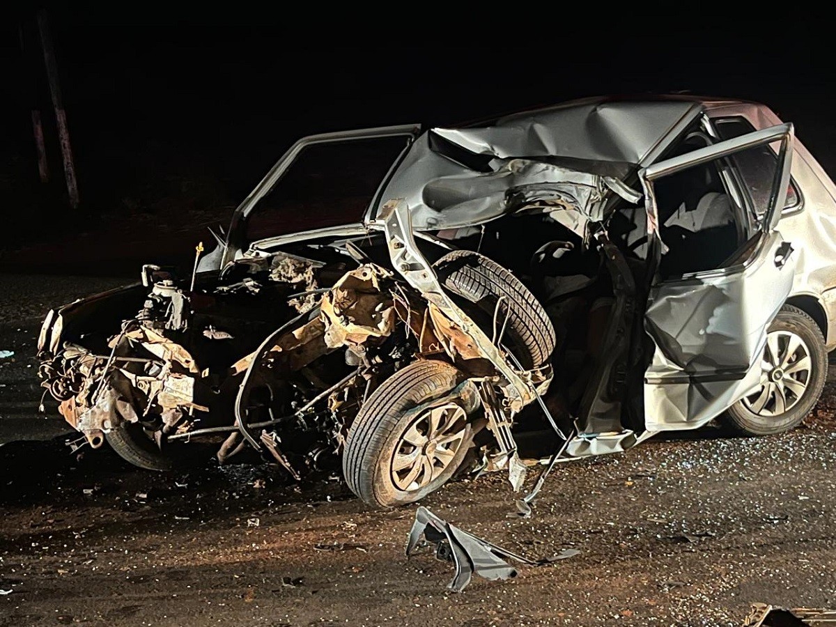 Homem morre em acidente entre carro e ônibus em rodovia no interior de SP; veículo fica destruído