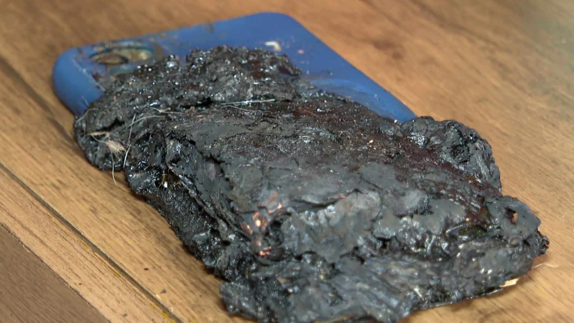 Celular pega fogo e explode enquanto carregava na cama de criança no interior de SP