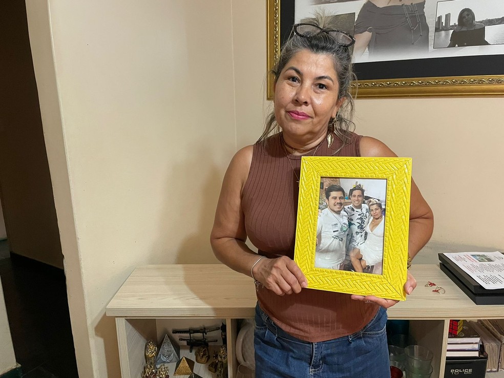 Roselene guarda com carinho foto que tirou com os dois filhos.  — Foto: José Câmara