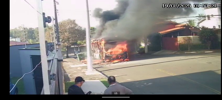 VÍDEO: câmera de segurança flagra início de incêndio em ônibus de Campinas