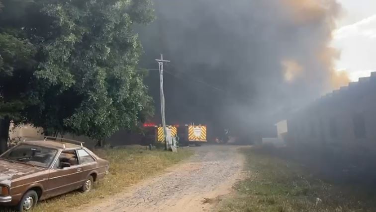 Incêndio atinge depósito de recicláveis e mobiliza Corpo de Bombeiros em Campinas; VÍDEO