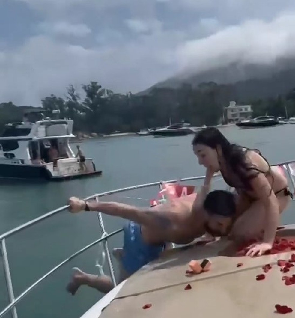 Noivo caiu no mar após pedido de casamento em Governador Celso Ramos — Foto: Redes sociais/ Reprodução