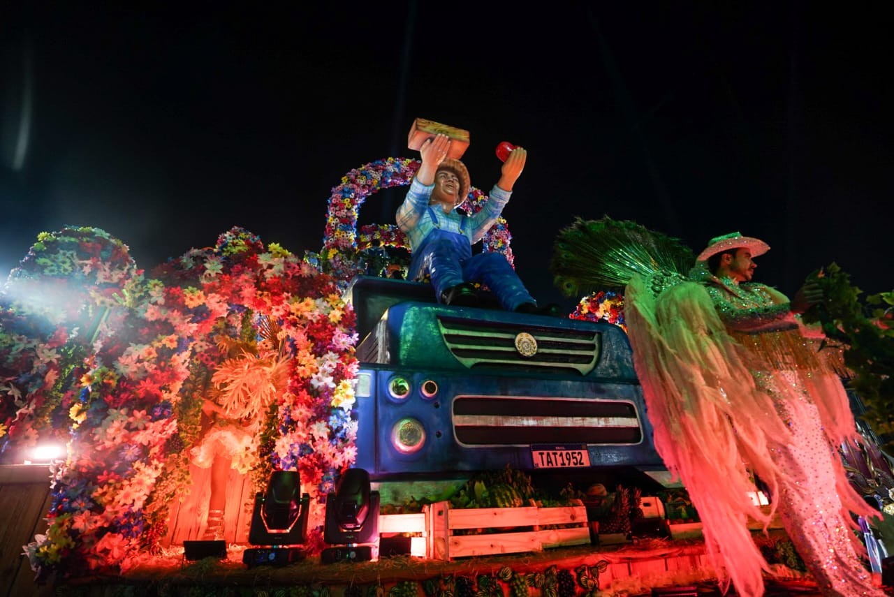 Carro do Tatuapé que homenageia 'maior torcedor' da escola vai distribuir toda a comida da alegoria para comunidades da Zona Leste 