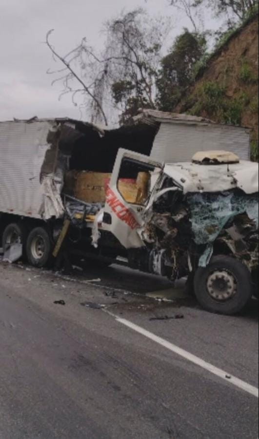 Trânsito na descida da Serra das Araras é liberado após interdição por acidente em Piraí; congestionamento é de 17 km