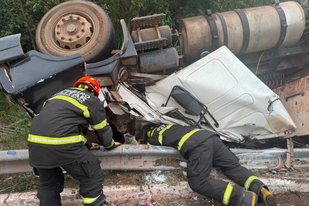 Caminhoneiro tomba carreta carregada com sucata e morre prensado por cabine na BR-262