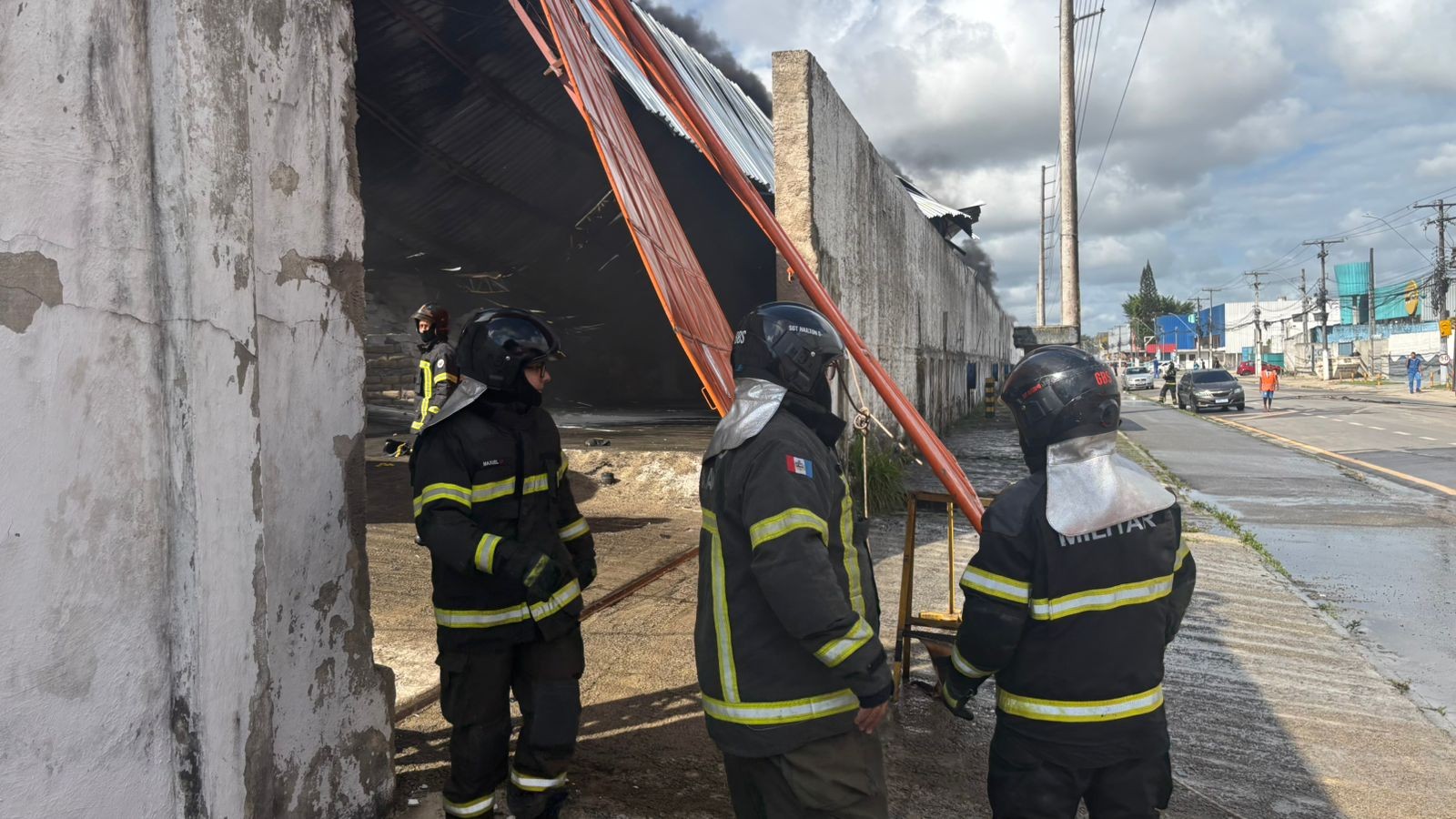Corpo de Bombeiros faz nova vistoria na fábrica de descartáveis que incendiou em Maceió 