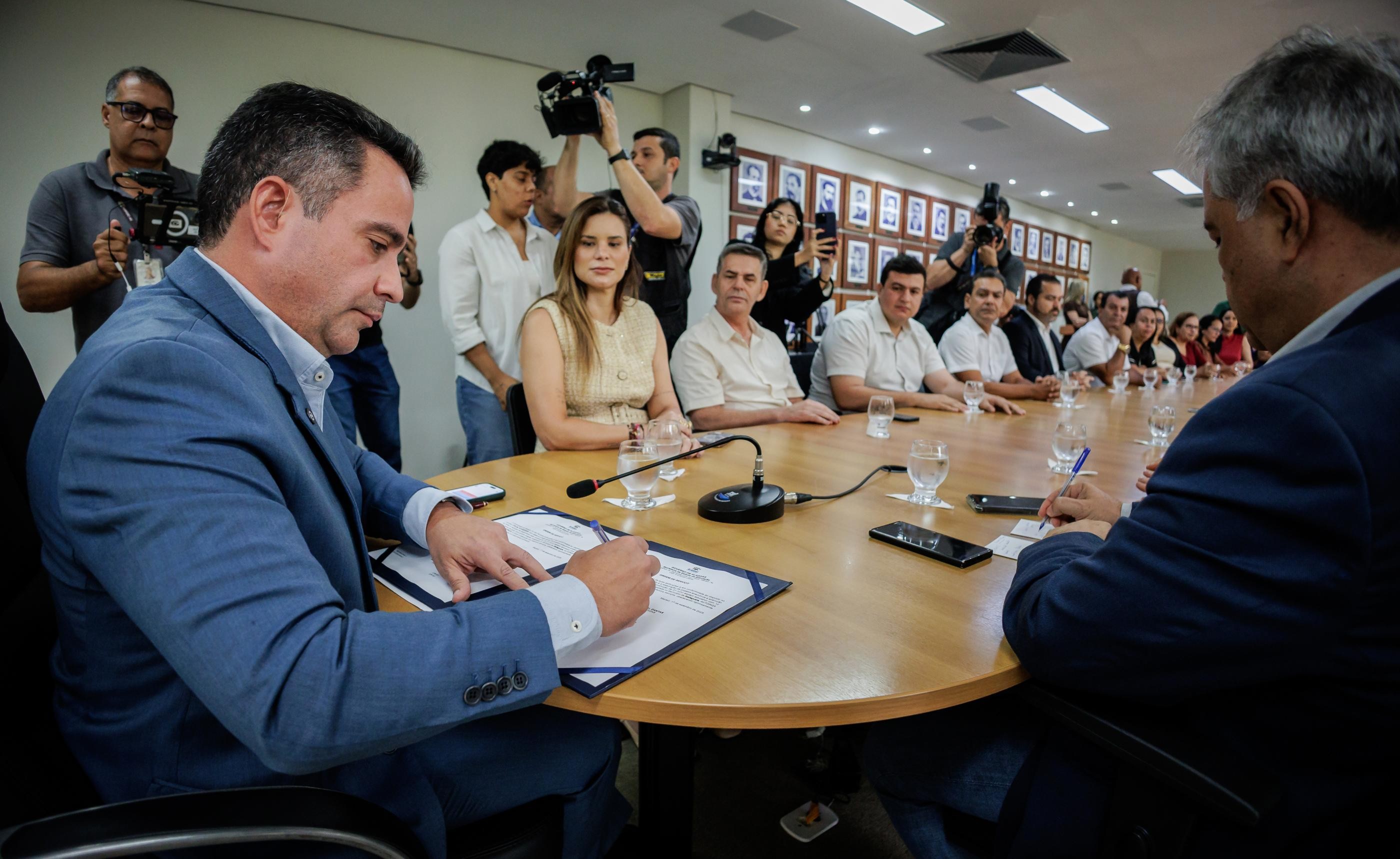 Governo amplia investimentos em educação e saúde com escolas e ambulâncias para o interior