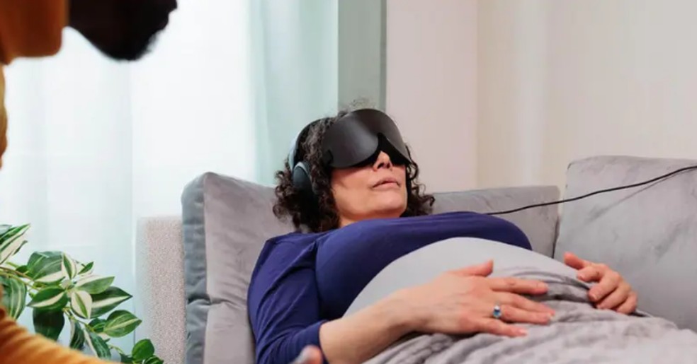 Sessão da empresa britânica Compass Pathways mostra uma paciente recebendo terapia psicodélica orientada — Foto: Compass Pathways