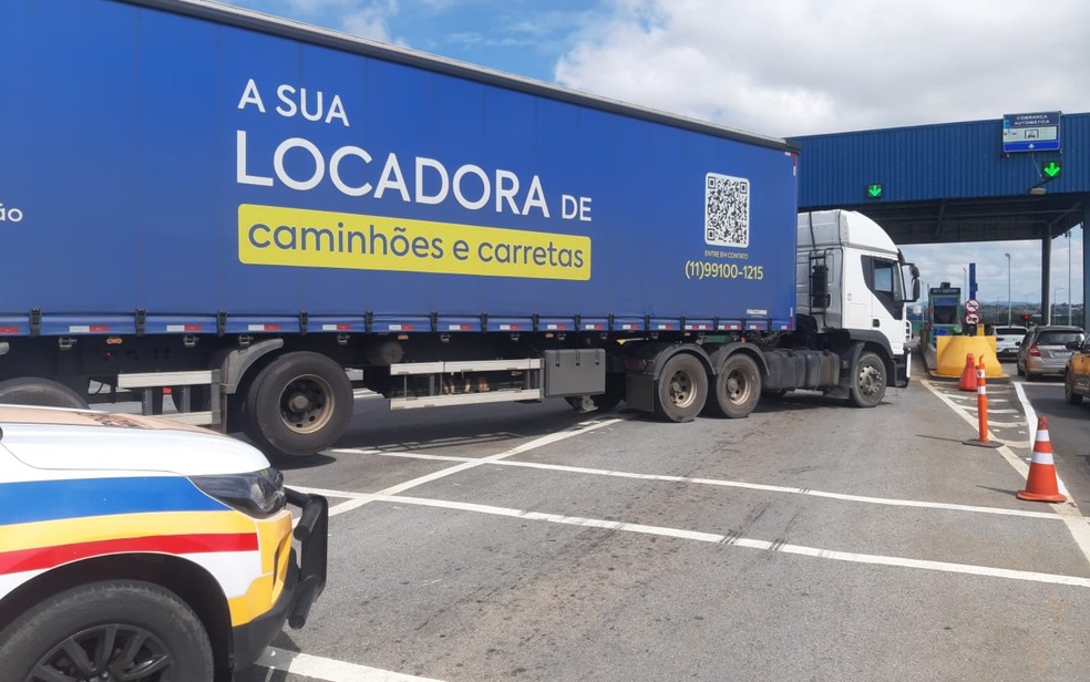 Caminhão bloqueando pedágio
