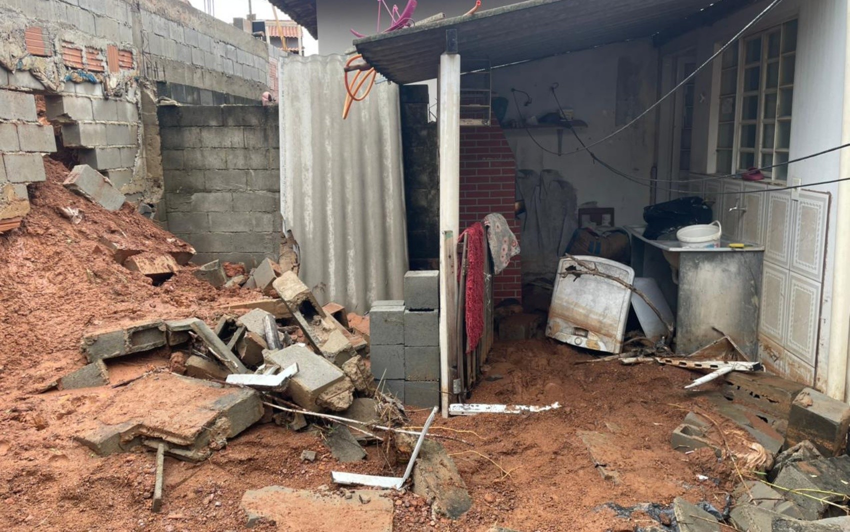 Muro de casa é derrubado pela força da chuva em Areado, MG