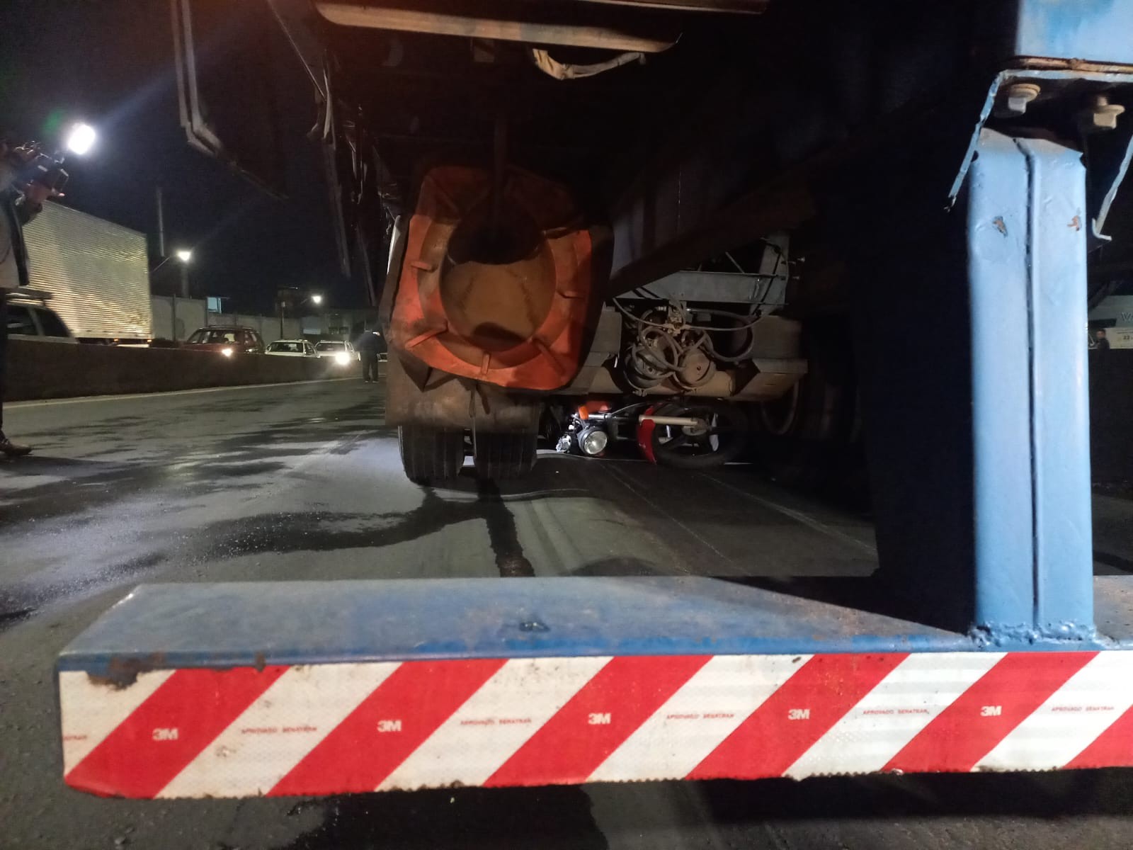 Motociclista morre ao cair embaixo de carreta na BR-365; pista é interditada