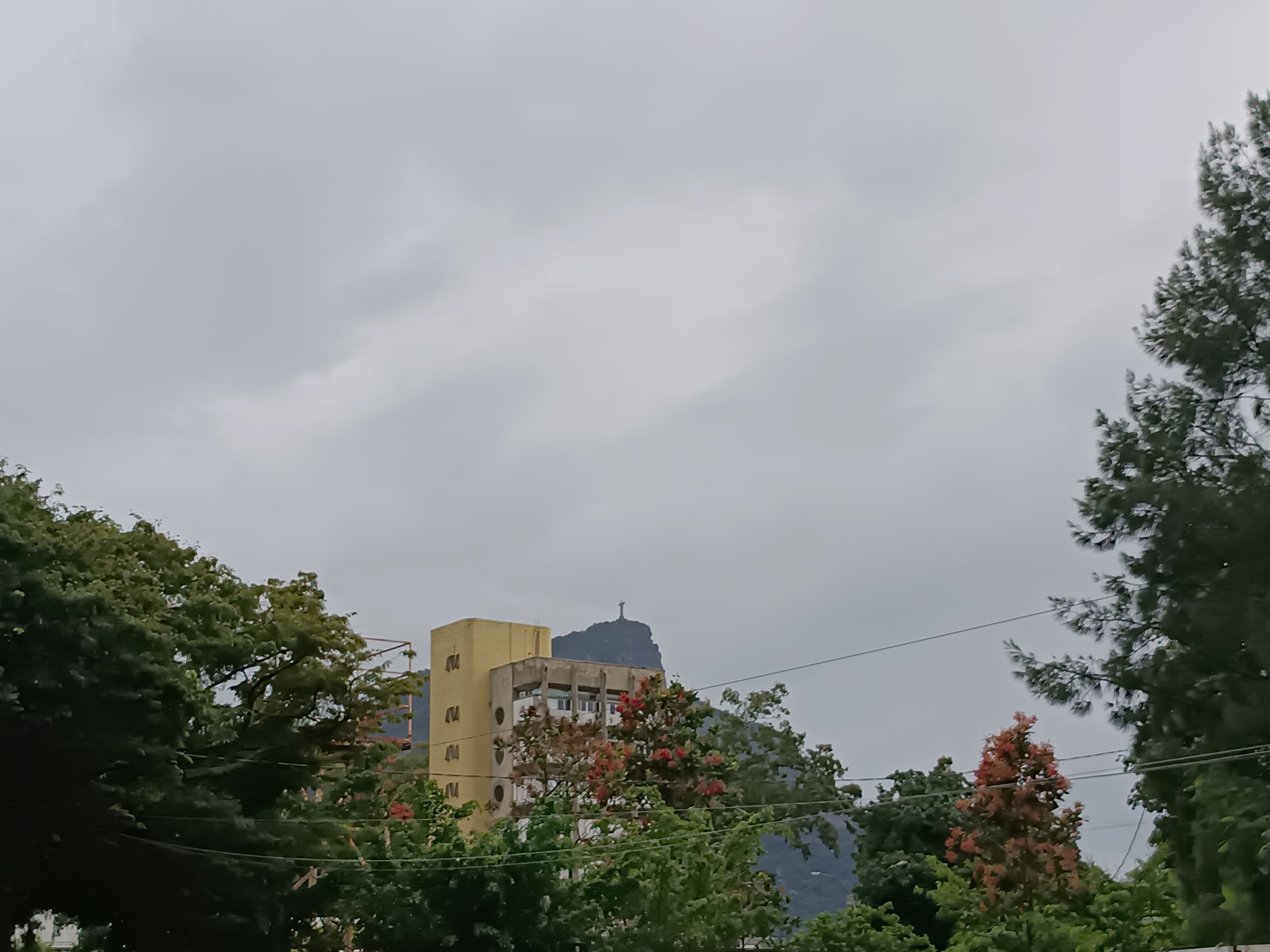 Rio tem previsão de chuvas isoladas na tarde deste sábado