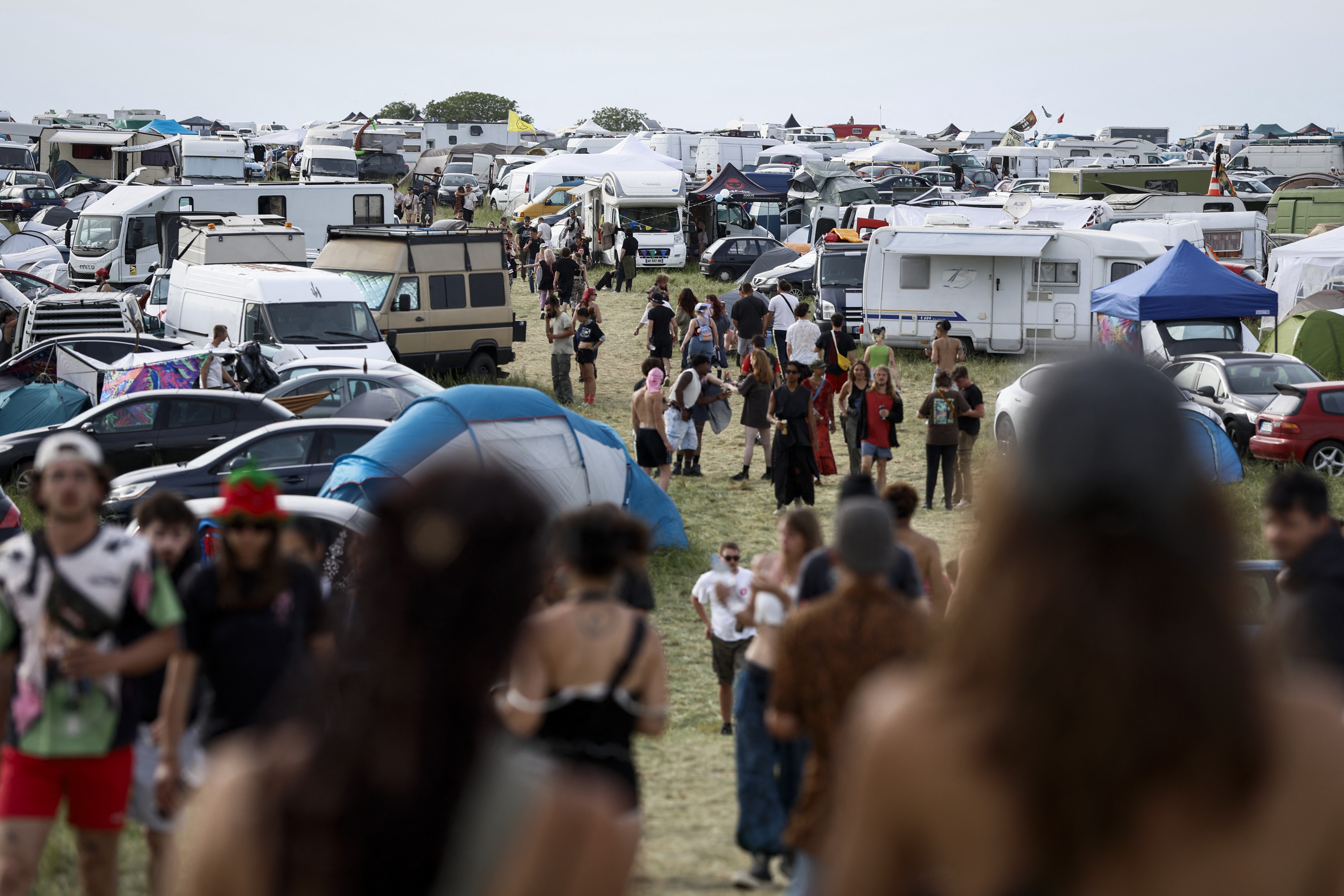 'Nem moradores podem entrar': rave ilegal leva 20 mil a zona militar na França com explosivos da 1ª Guerra