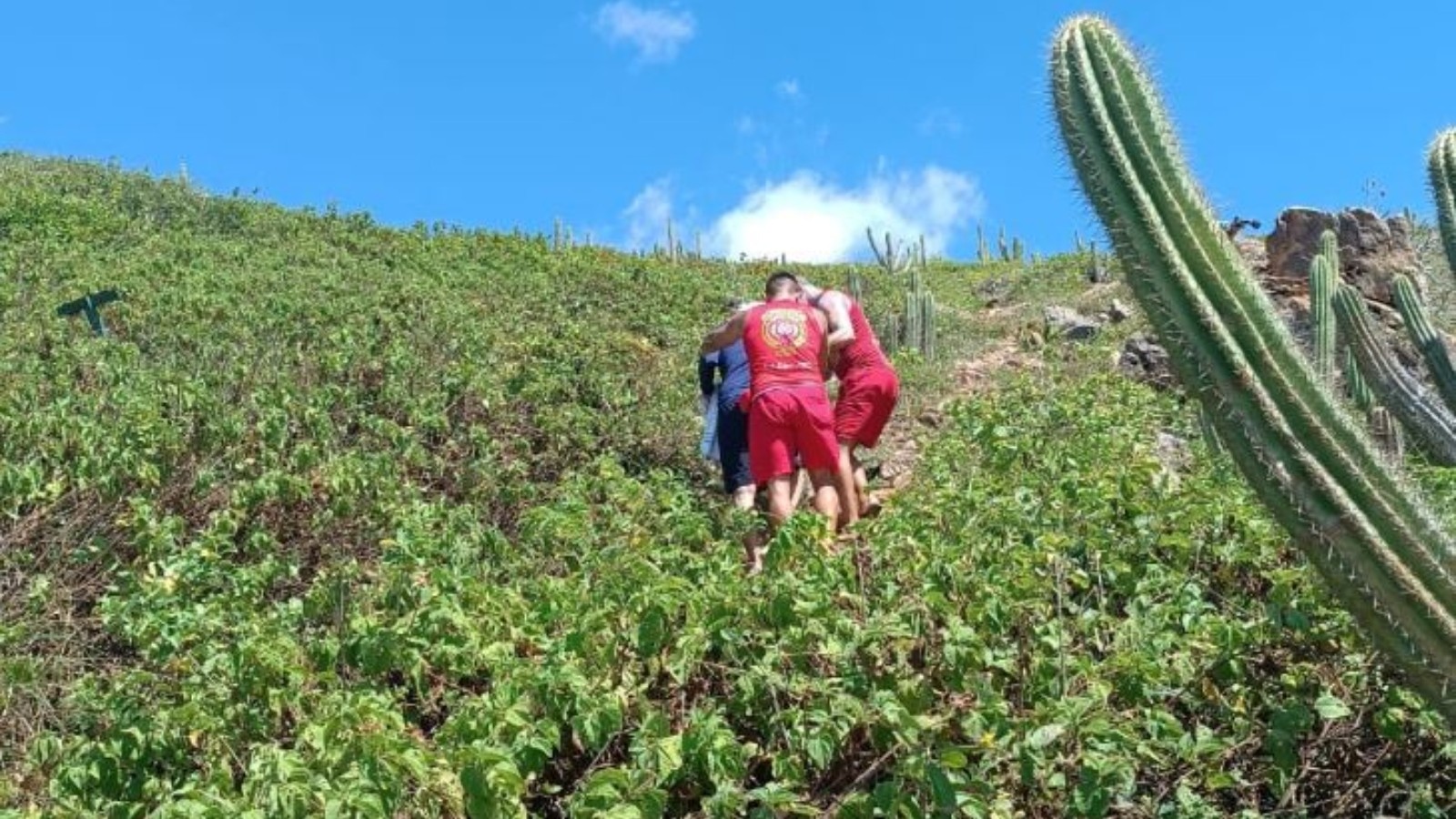 Turista idoso é socorrido pelos bombeiros após queda na trilha da Pedra Furada, em Jericoacoara