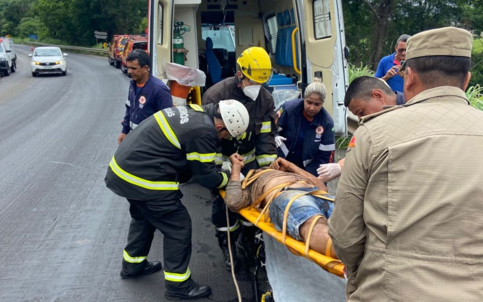 Ocupante de caminhão sendo resgatado após acidente em GO-164, em Goiás — Foto: Divulgação/Corpo de Bombeiros