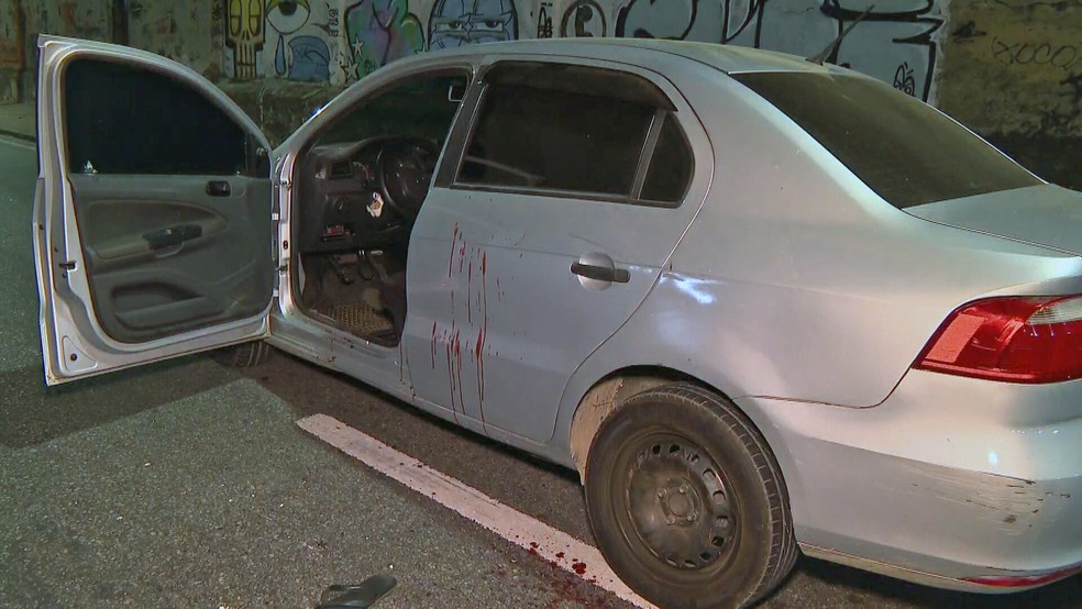 Carro ficou com pelo menos 20 marcas de tiros — Foto: Reprodução/TV Globo