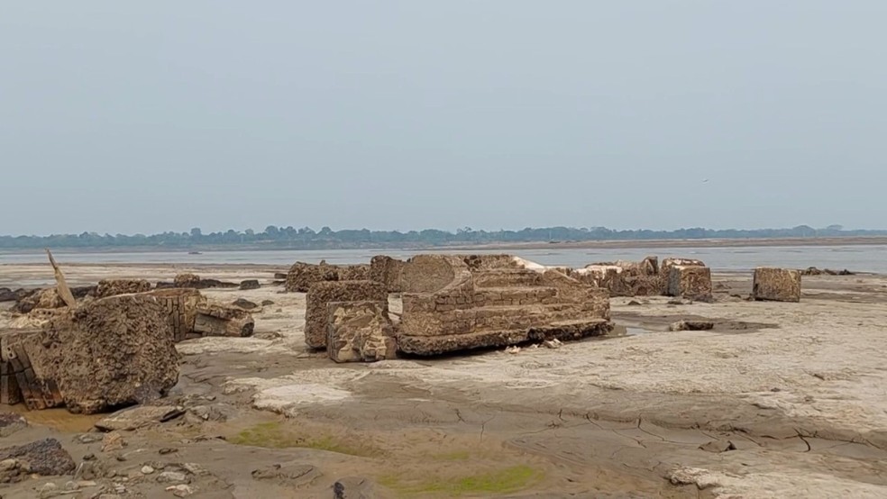Ruínas do Forte São Francisco Xavier de Tabatinga são reveladas com  a seca do Rio Solimões — Foto: Roney Elias, Rede Amazônica