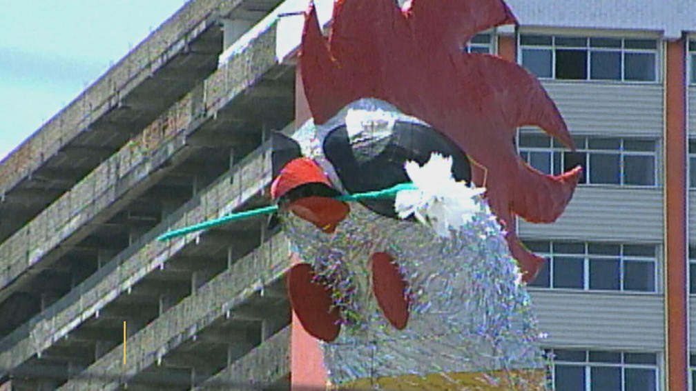 No carnaval de 2005, Galo Gigante, montado no Centro do Recife, ficou com um cravo na boca — Foto: Acervo/TV Globo