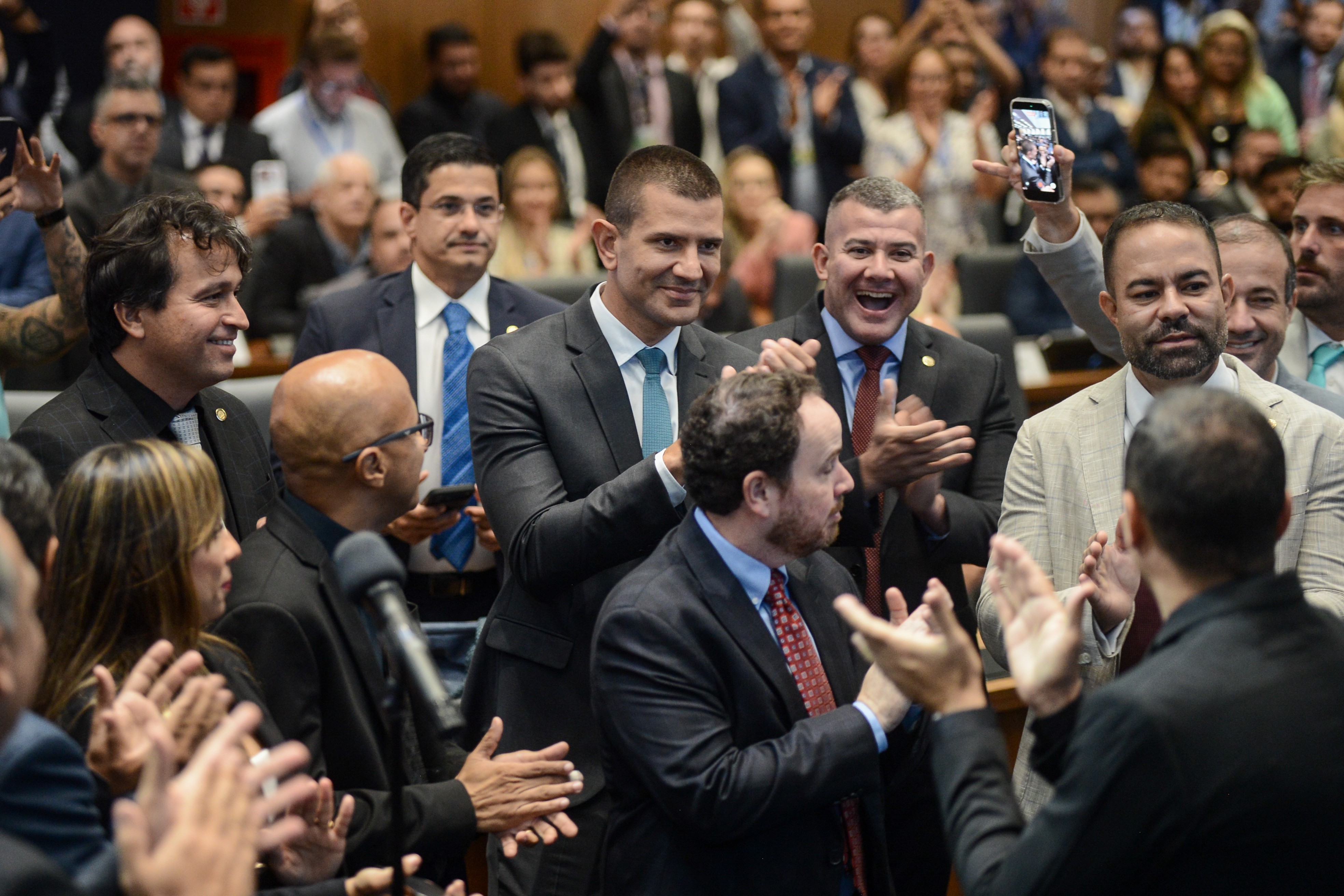 Com eleição questionada na Justiça e boicote da oposição, Douglas Ruas é eleito presidente da Alerj e deve assumir o governo do RJ