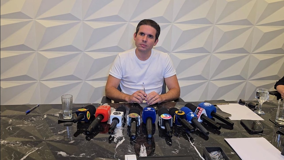 Hugo Motta (Republicanos-PB) concedeu entrevista à veículos da Paraíba um dia após ser eleito presidente da Câmara dos Deputados — Foto: Fernanda Duarte