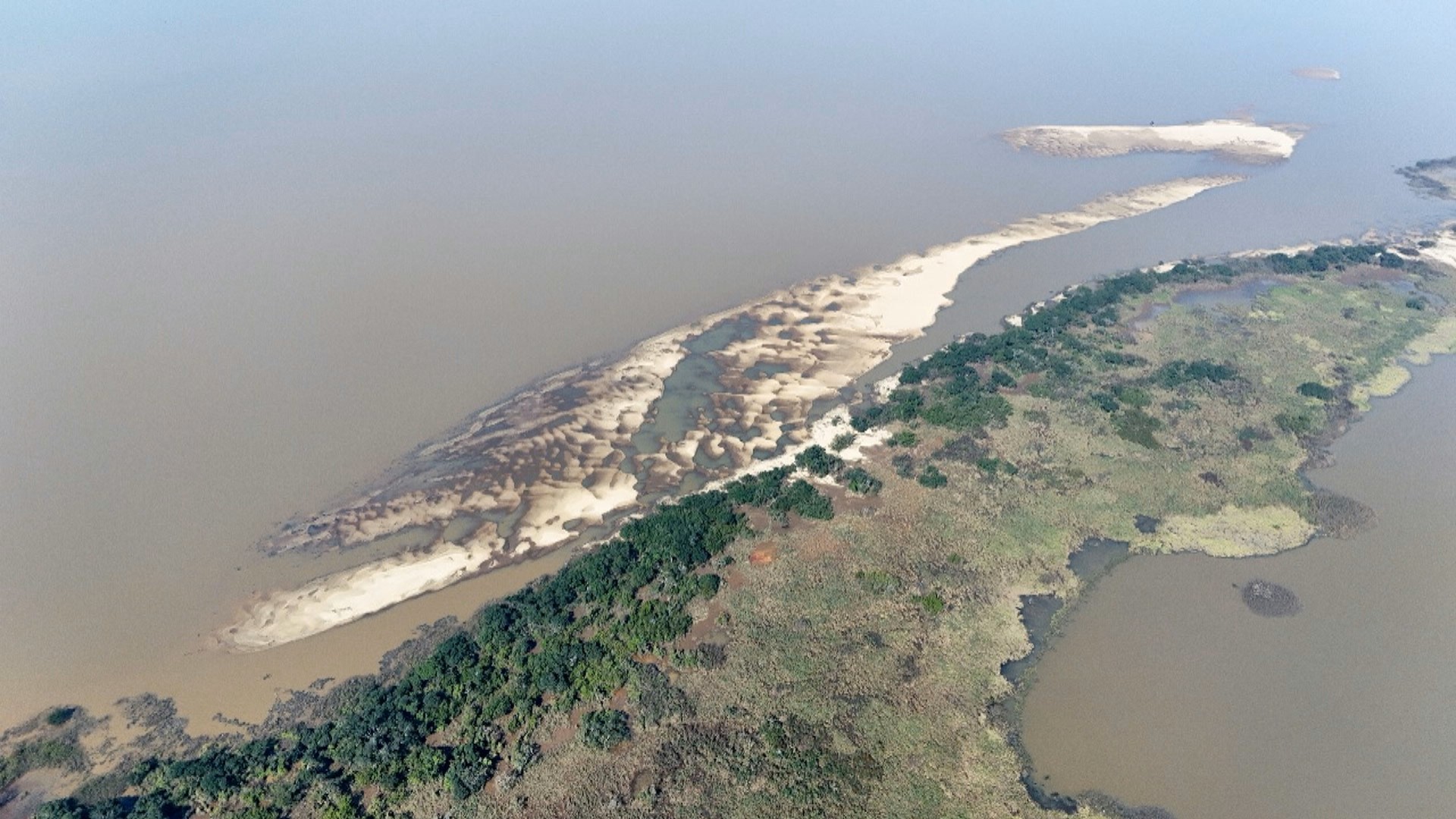 Banco de areia formado ao lado de ilha no Guaíba, em Porto Alegre