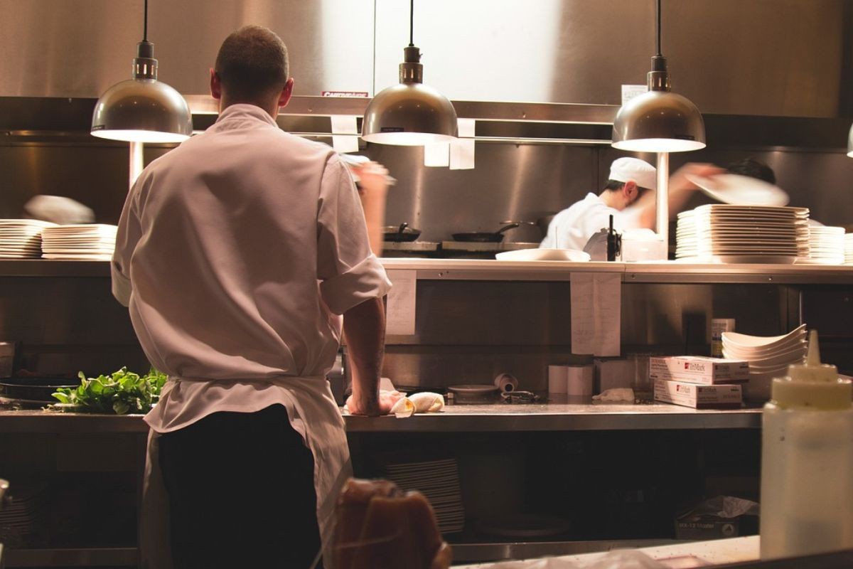 Chef de cozinha é condenado após fazer perguntas íntimas em entrevista de emprego