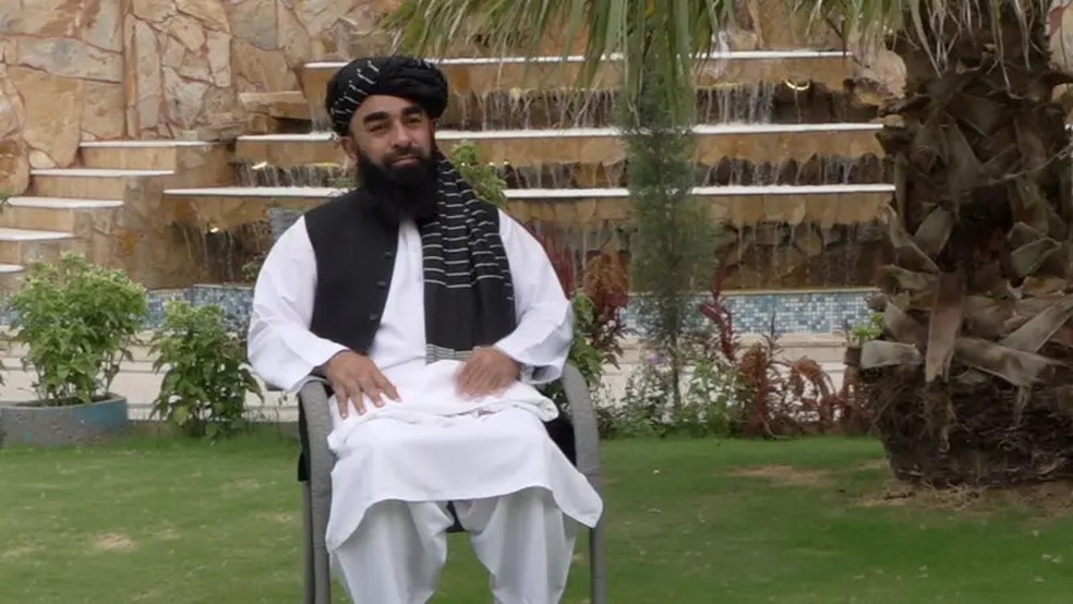 Zabihullah Mujahid diz que os direitos das mulheres e a liberdade de expressão devem ser vistos "à luz da Sharia" — Foto: BBC
