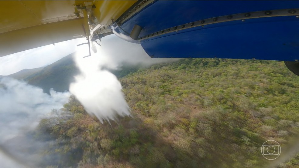 Brigadistas tentam combater o fogo no Cerrado também pelo ar