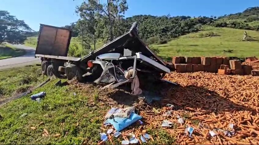 Homem morre e mulher e criança ficam em estado grave após acidente com caminhão com cenoura na SP-215