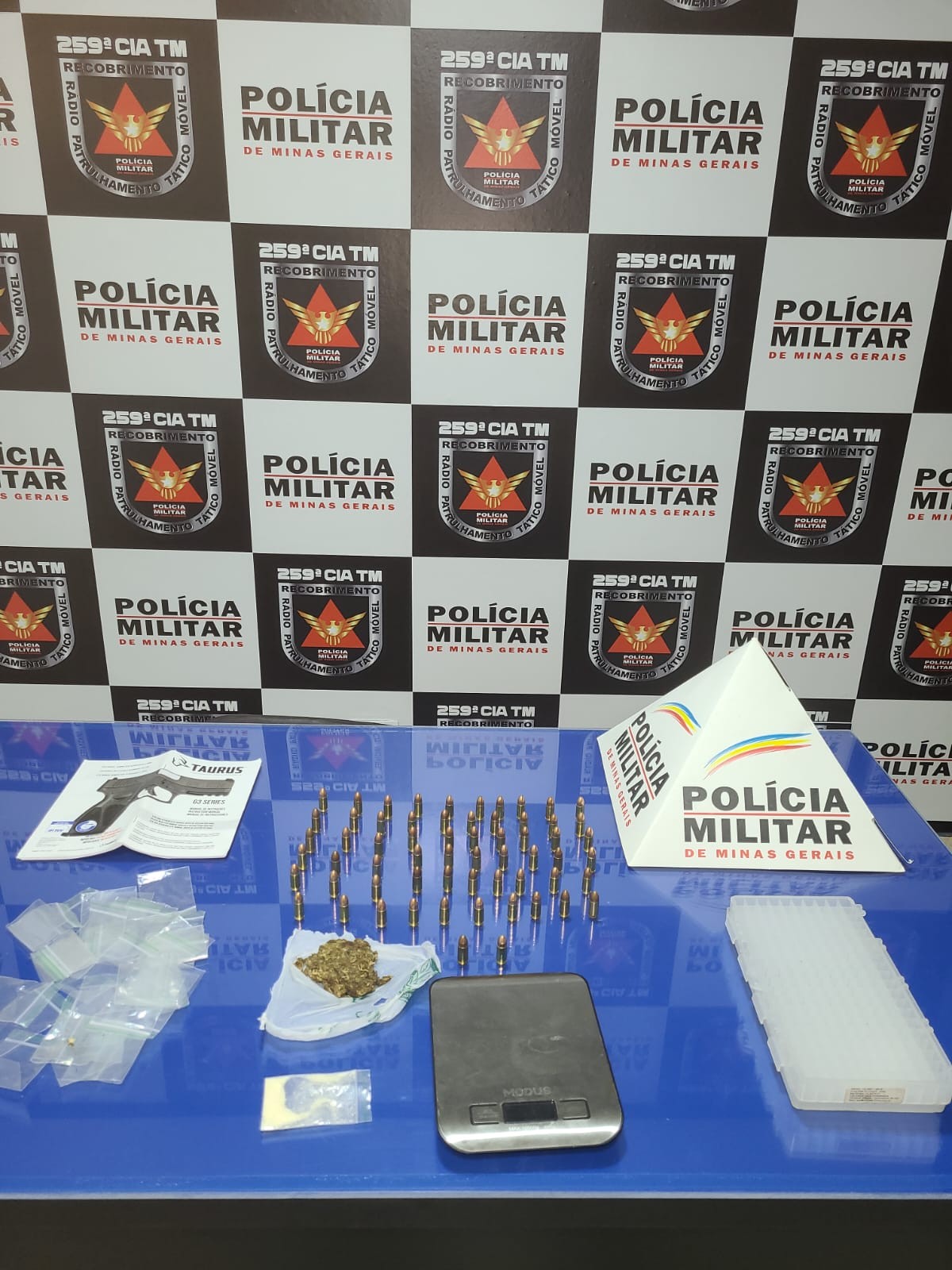 Após denúncia, PM apreende drogas e munições de uso restrito no quarto de casa, em Pirapora 