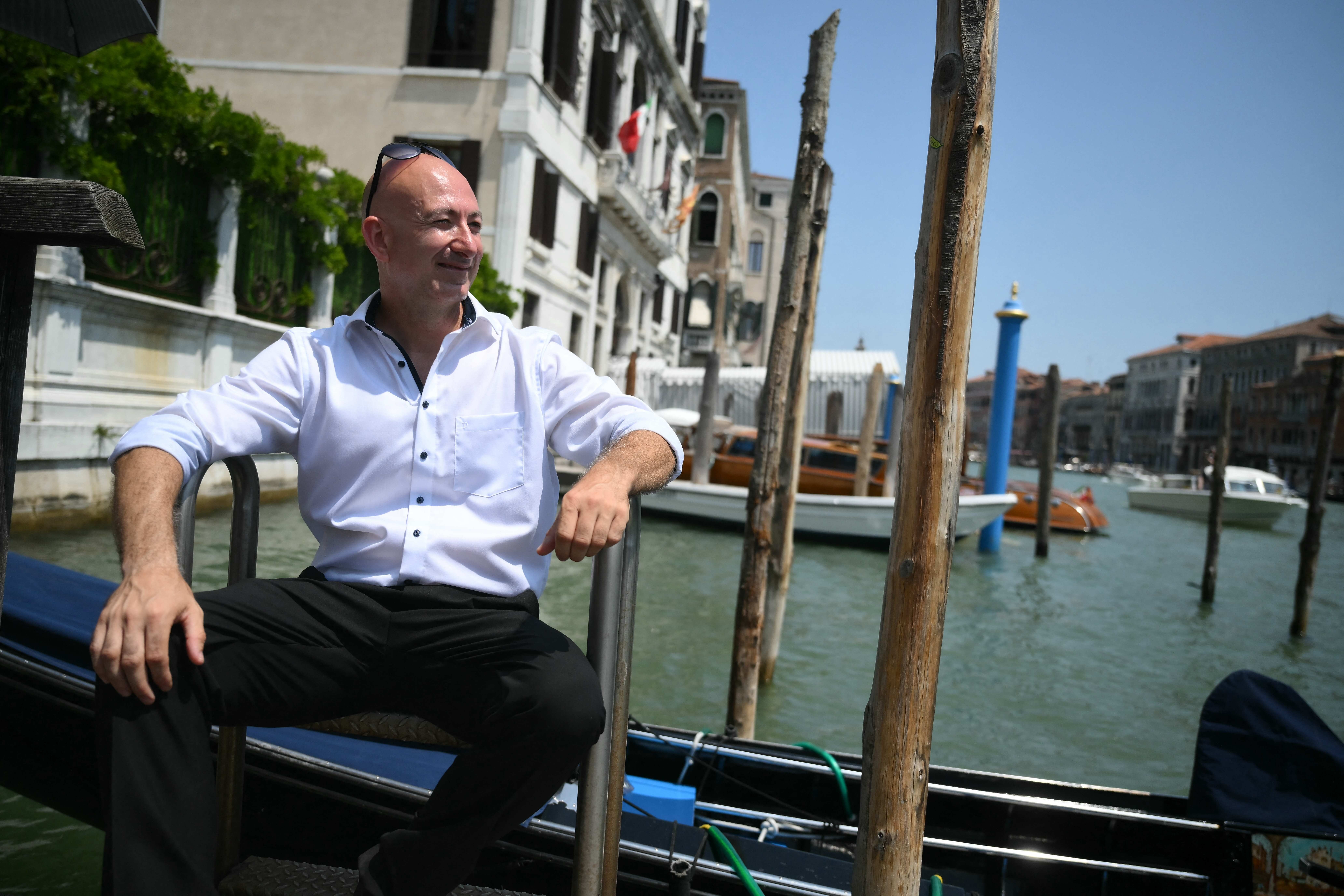 Sósia de Jeff Bezos posa para fotos e confunde turistas em Veneza