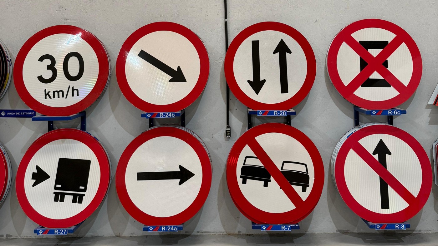 Fábrica produz placas de sinalização para rodovias em 40 minutos