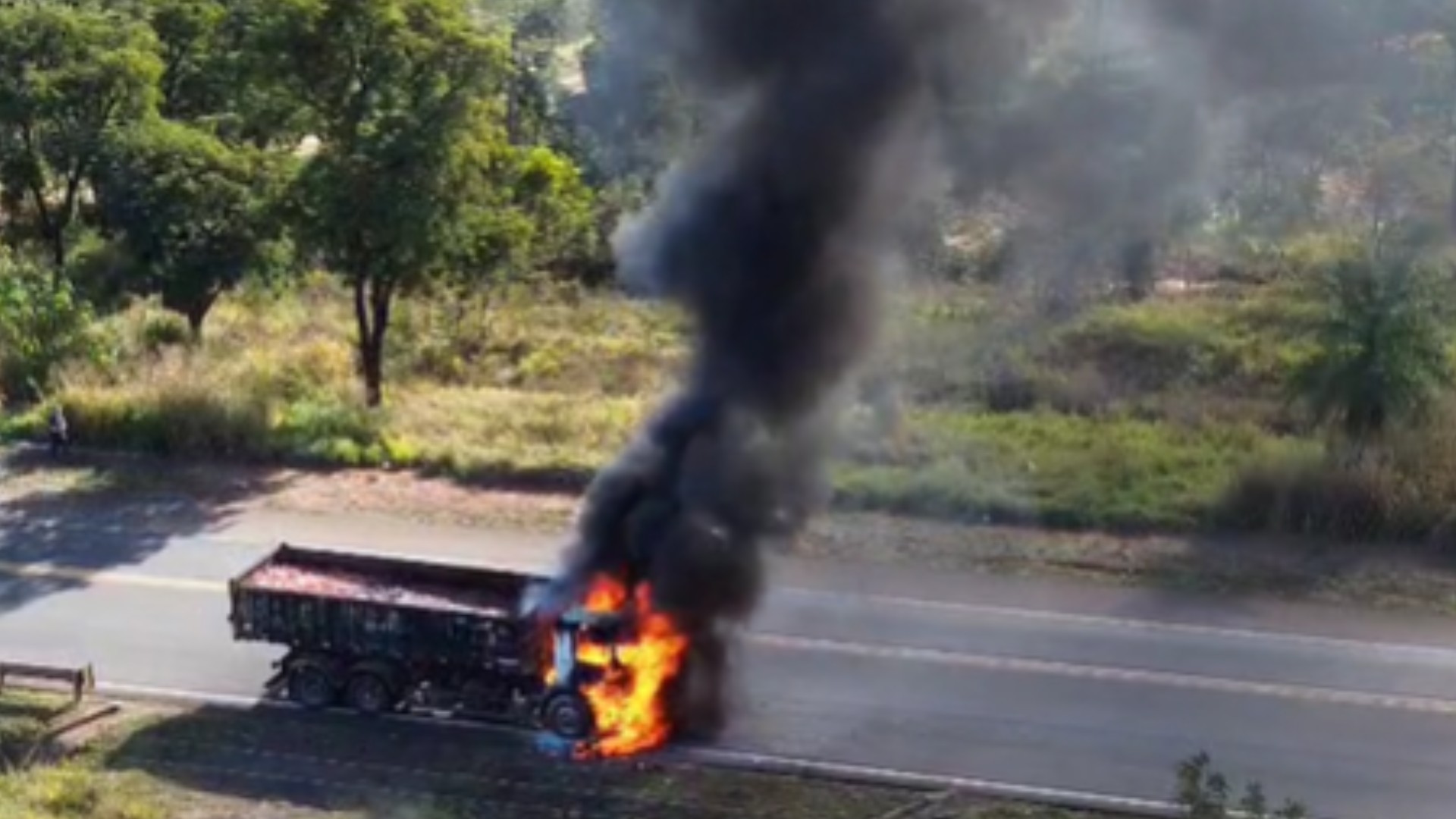 VÍDEO: Caminhão é destruído por incêndio na BR-163 em MS e obriga motoristas a usar contramão