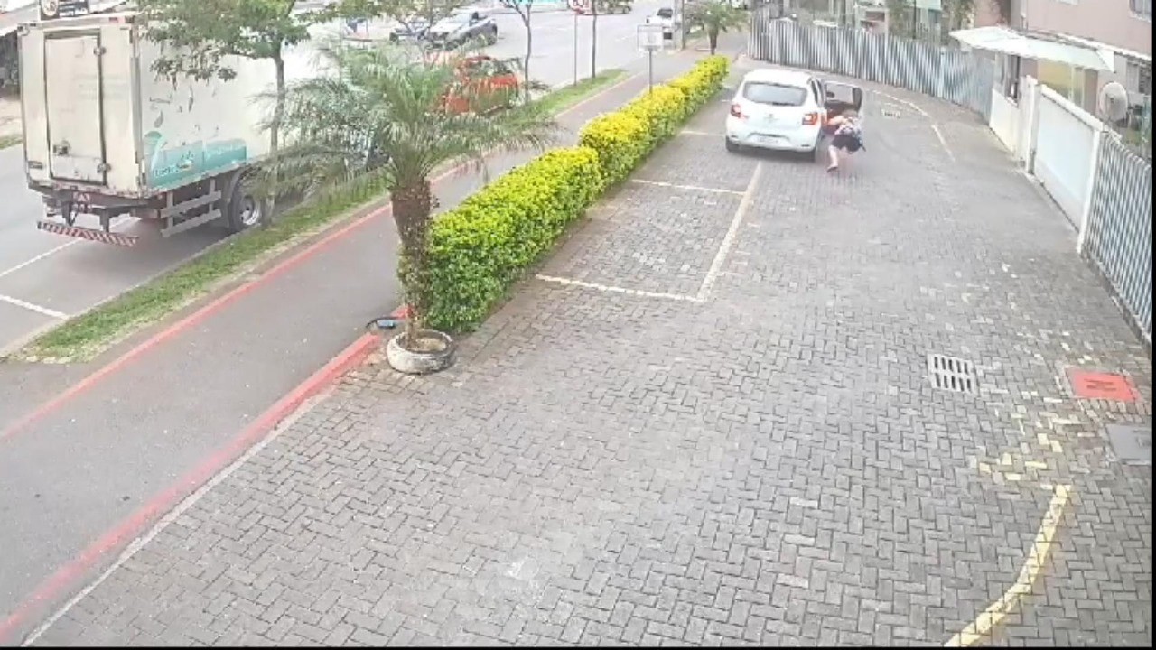 VÍDEO: Após desentendimento, motorista de aplicativo 'arranca' carro enquanto passageira desembarca; mulher ficou ferida