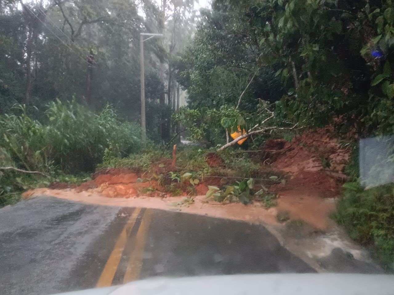 Chuva causa alagamentos, quedas de barreiras, derruba árvores e interdita SP-50 na região