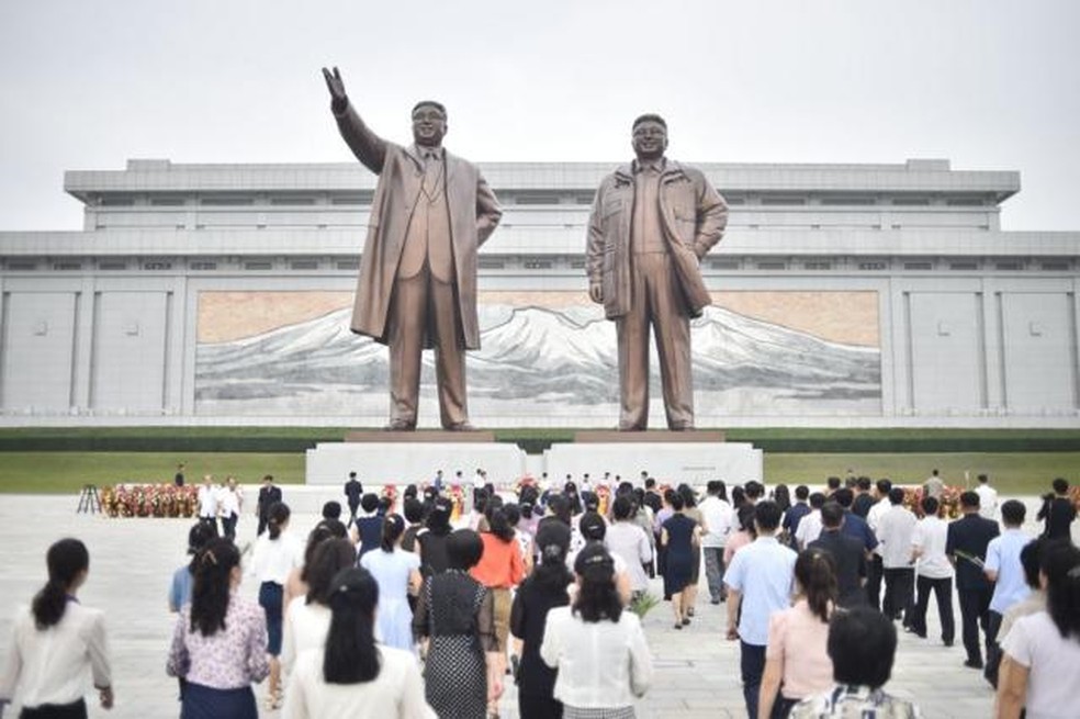 O regime norte-coreano é caracterizado pelo extremo culto à personalidade dos Kim. — Foto: Getty Images via BBC
