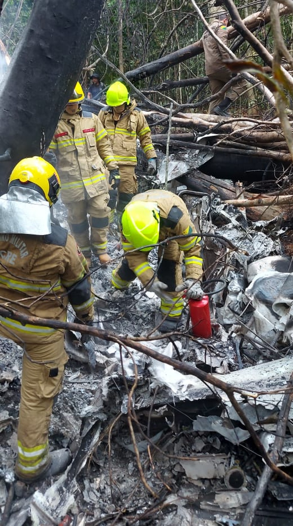 Avião caiu a cerca de 1 km do aeroporto de Rio Branco — Foto: Corpo de Bombeiros