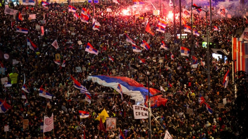 Uma organização não governamental especializada estima que entre 275 mil e 325 mil pessoas participaram da manifestação, tornando-a a maior da história de Belgrado — Foto: Getty Images via BBC