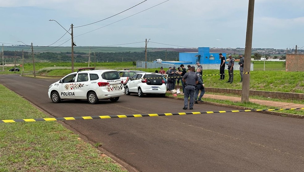 2 de 3
Pol&iacute;cia isolou o local do feminic&iacute;dio em Ja&uacute; &mdash; Foto: Central da Not&iacute;cia/ Reprodu&ccedil;&atilde;o