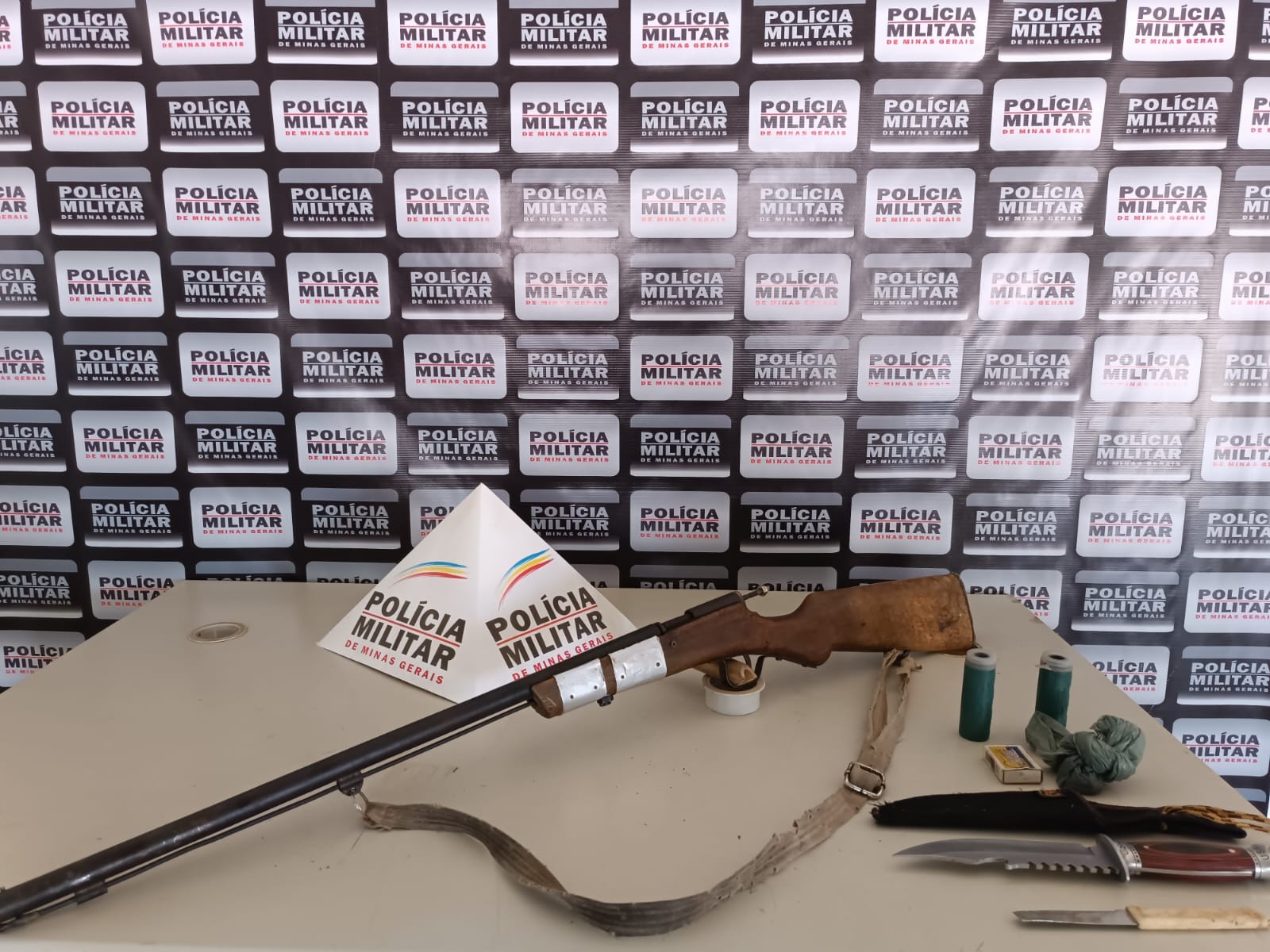 Arma e faca são encontradas no telhado de casa durante ocorrência de violência doméstica