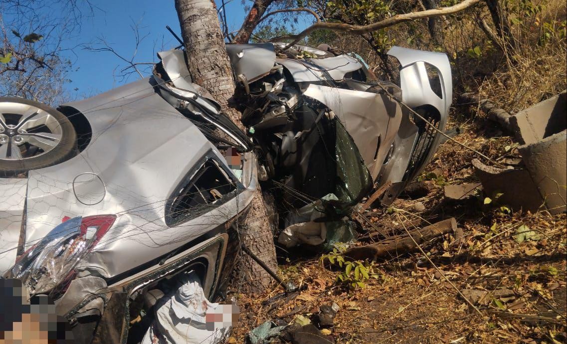 Motorista morre e três pessoas ficam feridas após carro capotar e bater em duas árvores na BR-135, no Sul do Piauí